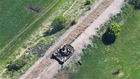 烏克蘭軍隊18日表示，已收復哈爾科夫以北的德門提夫卡。圖為一輛俄羅斯戰車在鐵路旁被擊毀。（圖／翻攝自facebook.com/GeneralStaff.ua）
