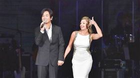 圖為2016年張洪量「你知道我在等你嗎」台北小巨蛋演唱會，張洪量與老婆同台照。（圖／CTWANT）