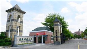 高苑科大與董事會互控高苑科技大學18日透過新聞稿，指控董事會施壓全校停招，希望總統蔡英文、教育部長潘文忠幫忙維護教職員及學生受教權與工作權。董事會則回應表示，任職以來盼藉學校安排，與全校教職員一起討論未來，卻遭校方百般刁難拒絕。（高苑科技大學提供）中央社記者蔡孟妤傳真  111年5月18日