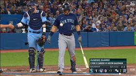 ▲蘇瓦瑞茲（Eugenio Suarez）自打球後秀足球技巧。（圖／翻攝自MLB官網）