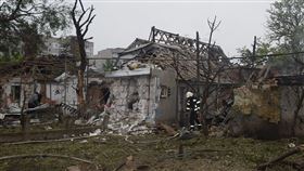 烏克蘭總統澤倫斯基說，俄羅斯攻擊烏克蘭期間，發射了超過2000枚飛彈，占俄羅斯武器儲備一大部分。圖為南部城市尼古拉耶夫18日遭到炮擊。（圖／翻攝自facebook.com/MNS.GOV.UA）
