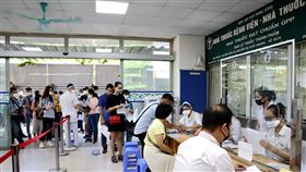 越南考慮降級COVID-19危險度越南政府新推出的COVID-19防控計畫中顯示，官方考慮將COVID-19降為與流感同級的「危險」B類傳染病。圖為在醫院排隊的越南民眾。中央社記者陳家倫河內攝  111年3月20日