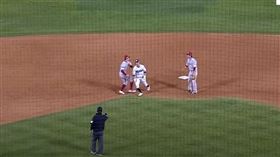 ▲斗山熊罕見被雙殺。（圖／截自YouTube）