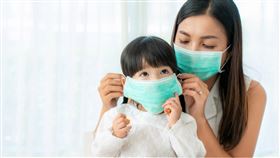 天天快篩也沒用？兒童自然感染較安全？醫斥：打疫苗才是重點，Omicron傳染力極強，未來社區不是自然感染就是接種疫苗而有保護力。對一般健康兒童而言，施打新冠疫苗可減少感染後的重症機率；對於本身有慢性疾病、神經系統疾病、代謝、心臟或肺臟問題的孩子，感染後重症與併發症風險更高，更應接種疫苗提升保護力。