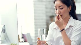 服用乙胺醯酚的高血壓患者，收縮壓增高的情形多於服用安慰劑的患者，在服用時切記不可以飲酒，如果是本身就有肝腎臟問題、體重過輕或營養不良、經常飲酒的人，或是現正服用Warfarin等抗凝血劑的患者，建議在使用前先諮詢醫師或是藥師。