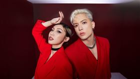 ▲最裝B男神J.Sheon聯手性感壞天使Karencici施展黑魔法邀你一起壞（圖／業者提供）