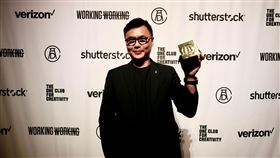 金馬58主視覺動態海報摘紐約ADC金獎2021年金馬獎頒獎典禮主視覺動態海報由台灣團隊Bito操刀，今年獲得紐約藝術指導協會年度獎（ADC Awards）肯定，獲得Typography in Motion 類金獎，Bito創意總監劉耕名代表團隊親赴頒獎典禮拿下獎座。（Bito提供）中央社記者王寶兒傳真 111年5月19日