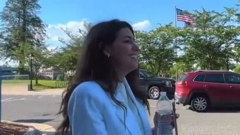 與強尼戴普交往？美女律師露神祕笑