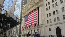 通膨高於預期 美股道瓊陷連5黑頹勢美股11日收黑，道瓊工業指數下跌326點，在最新通貨膨脹數據引發投資人焦慮下陷入連5黑頹勢。圖為華爾街與紐約證券交易所。中央社記者尹俊傑紐約攝  111年5月12日