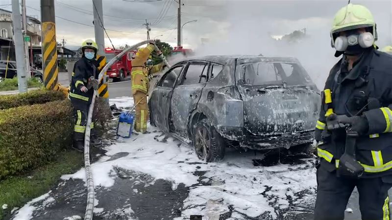 宜蘭休旅車自撞起火！酒駕男大腿骨折