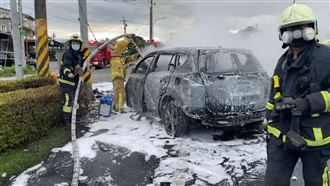 宜蘭休旅車自撞起火！酒駕男大腿骨折