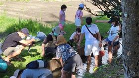 ▲體驗傳統的農事活動-摸蜊仔（圖／海景世界企業股份有限公司提供）