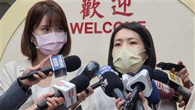 違停遭爆要警不開單  徐巧芯：非事實擬告網友國民黨籍台北市議員徐巧芯（右）19日在光復南路巷弄違停，事後被網友爆料不讓員警開單，引發熱議。徐巧芯20日在北市議會受訪表示，因違停才有後續狀況，跟外界致歉，但貼文爆料內容非事實，不追究員警，擬提告網友，並要求警補開罰單。中央社記者劉建邦攝  111年5月20日
