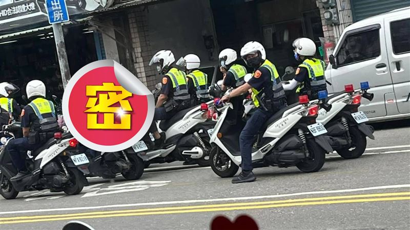騎士停紅燈「遭警包圍」　照曝網笑翻