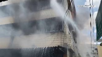 男童困火場鐵窗　民眾開吊車升空搶救