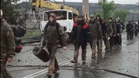 ▲俄羅斯官方表示，已有近2000名烏克蘭守軍自亞速鋼鐵廠走出來。（圖／翻攝自俄羅斯國防部社群）