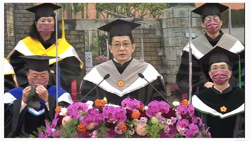 台大「實體」畢典！管中閔朗誦詩歌