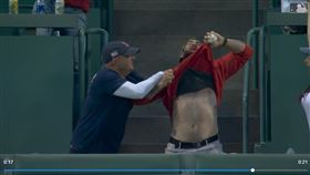 ▲前紅襪球員葛姆斯（Jonny Gomes）在綠色怪物上接到史托瑞（Trevor Story）的滿貫砲。（圖／翻攝自MLB官網）
