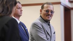 強尼戴普在法庭上噴笑。（圖／歐新社／達志影像）