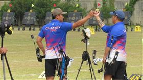 台灣複合弓混雙挺進世界盃光州站決賽台灣射箭代表隊混雙搭檔黃逸柔（右）與陳界綸（左），20日在射箭世界盃光州站複合弓混雙賽中接連擊退地主隊韓國與土耳其，挺進決賽爭金。（射箭協會提供）中央社記者廖禹揚光州傳真  111年5月20日