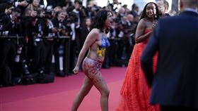 坎城／裸女闖古一大師新片首映　大喊「停止性侵」挺烏克蘭。（Ｗ圖／美聯社／達志影像）
