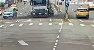 新／砂石車水泥瀑布　轎車遭泥漿沖歪