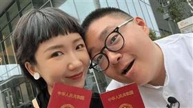 郝劭文登記結婚！老婆甜曬「親吻照」。（圖／翻攝自微博）