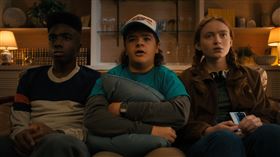 《怪奇物語4》蓋頓馬塔拉佐（Gaten Matarazzo）、迦勒麥羅林（Caleb McLaughlin）、莎蒂·辛克（Sadie Sink）、普莉雅·弗格森（Priah Ferguson）。（圖／Netflix提供）