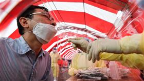 松山機場加開篩檢站（1）本土疫情嚴峻，中央協調三軍總醫院，21日在松山機場第二航廈前新設大型篩檢站。圖為醫護人員示範篩檢流程。中央社記者趙世勳攝  111年5月21日