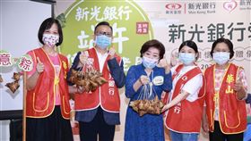 國民阿嬤陳淑芳出席新光銀行端午傳愛捐贈儀式，由新光銀行總經理謝長融及陳淑芳女士代表率先親手包裝，將愛心粽香包、生活物資和祝福逐一放入提袋裡。（圖／新光銀行提供）