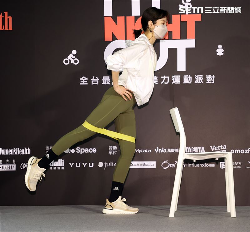 簡嫚書示範在任何場地簡單的彈力帶運動。（記者邱榮吉/攝影）