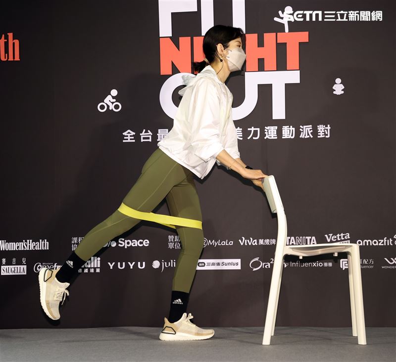 簡嫚書示範在任何場地簡單的彈力帶運動。（記者邱榮吉/攝影）