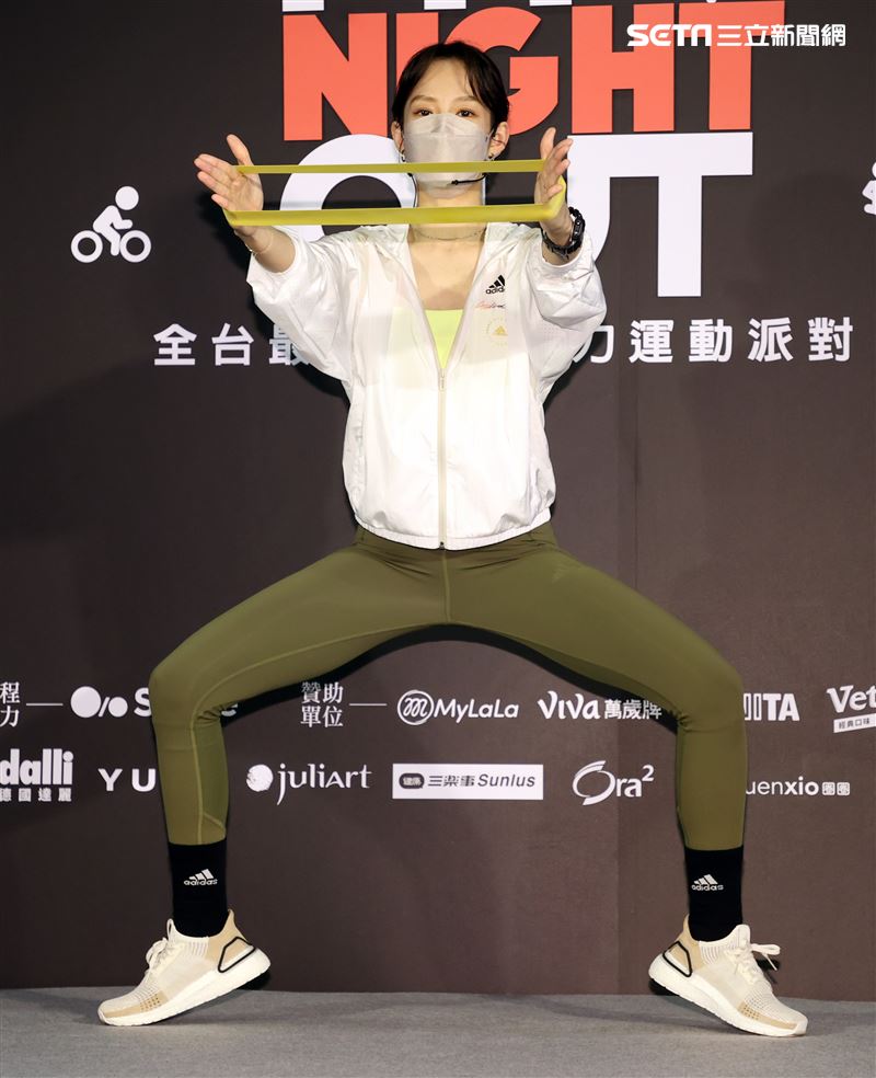 簡嫚書示範在任何場地簡單的彈力帶運動。（記者邱榮吉/攝影）