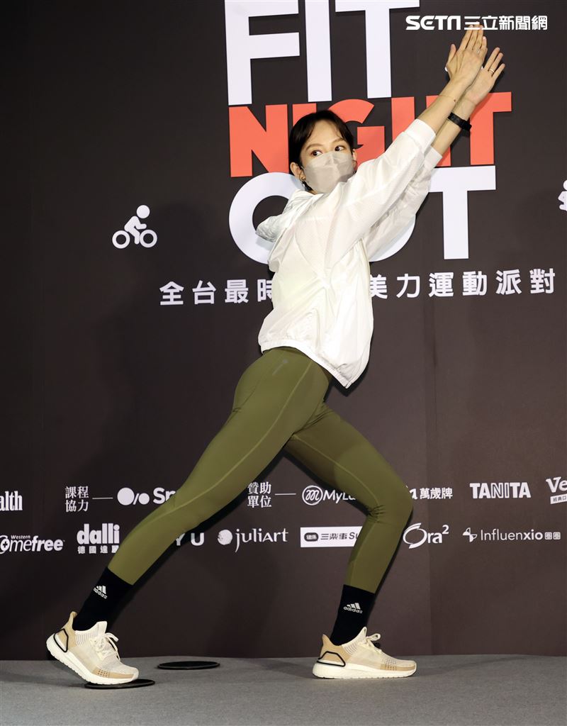 簡嫚書示範在任何場地簡單的彈力帶運動。（記者邱榮吉/攝影）