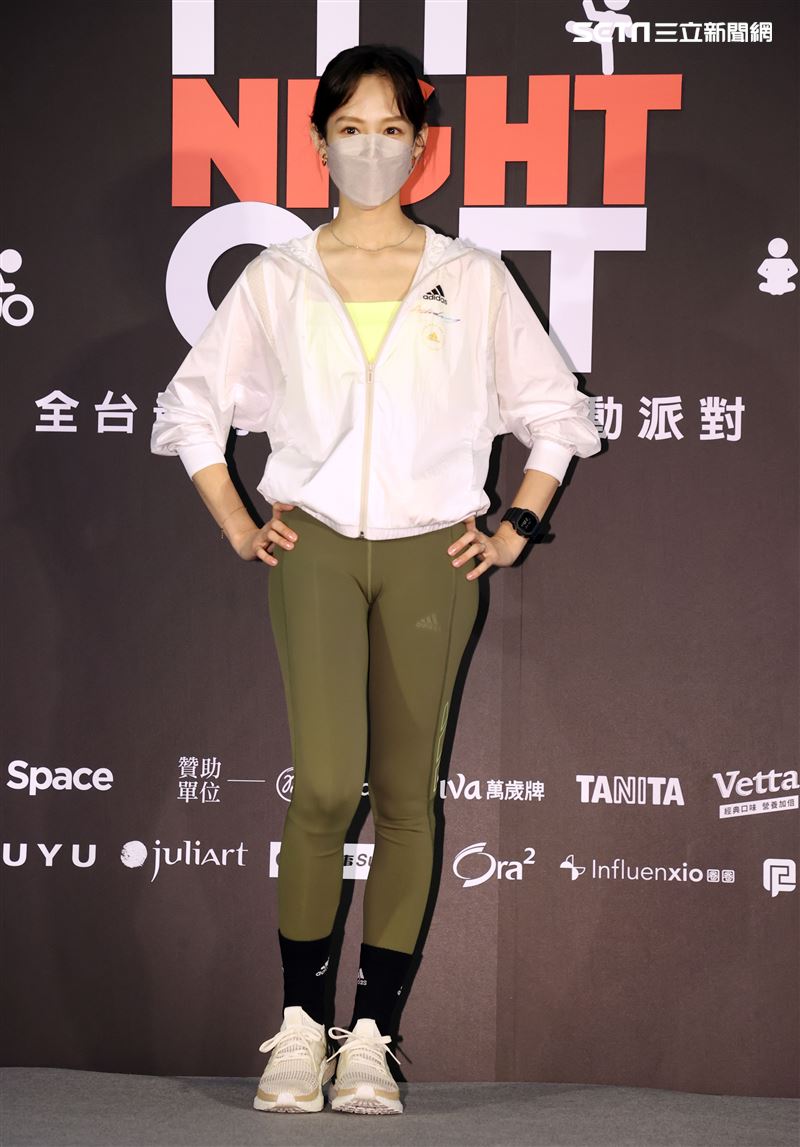 簡嫚書示範在任何場地簡單的彈力帶運動。（記者邱榮吉/攝影）