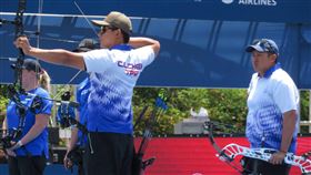 不輕言放棄  複合弓混雙挺過裝備意外摘金（3）台灣複合弓選手陳界綸（左），21日在射箭世界盃光州站複合弓混雙金牌戰中，一度因裝備問題失誤，但在更換裝備後迅速找回最佳狀態。（射箭協會提供）中央社記者廖禹揚光州傳真  111年5月21日