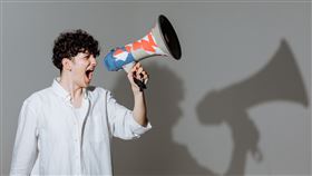 其實，「聲音緊」是一個警訊，雖然還沒有到聲帶受傷或長繭，但長期下來將使得聲帶受傷。