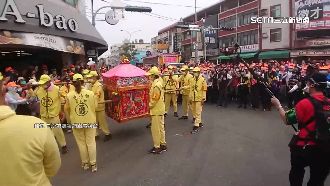 粉紅超跑路口急停！原是為禮讓救護車