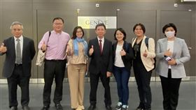 世衛行動團抵達日內瓦  立委視導團合影2022年世界衛生大會將於22日在瑞士日內瓦登場，衛福部政務次長李麗芬以及由國民黨立委李德維（左2）、陳玉珍（右2）、民進黨立委林靜儀（左3），以及時代力量立委王婉諭（右3）抵達日內瓦機場。駐WTO代表羅昌發（中）、副代表林良蓉（右1）、林明誠（左1）前往接機。中央社記者曾婷瑄日內瓦攝  111年5月21日