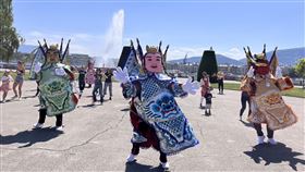電音三太子現身日內瓦  舞蹈引民眾注意世界衛生大會登場前夕，台灣電音三太子21日現身瑞士日內瓦，與超過150位來自世界各地配戴花布巾的僑胞一同熱舞，吸引民眾圍觀拍照。中央社記者曾婷瑄日內瓦攝 111年5月22日