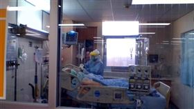 護理人員照護確診者須在隔離空間2021年COVID-19疫情嚴峻時，嘉義大林慈濟醫院專責病房醫護人員奮戰近2個月，讓患者順利出院。圖為護理人員照護確診者，進入專責病房須經過3道關卡，與外界完全隔絕。（大林慈濟醫院提供）中央社記者黃國芳傳真  111年1月29日