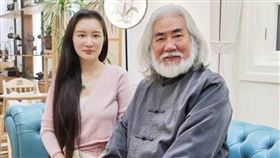 名導張紀中（右）和杜星霖「父女戀」經常高調曬恩愛。（圖／翻攝自張紀中微博）