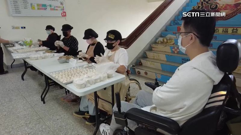 衛生局加班忙翻　脊髓病友包水餃送暖