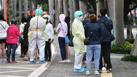 三重綜合體育館篩檢站湧人潮（3）國內COVID-19疫情延燒，確診人數持續攀升，許多民眾22日上午到新北市三重綜合體育館篩檢站進行PCR篩檢，等候人潮排隊至人行道上。中央社記者趙世勳攝  111年5月22日