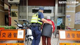 台中百歲阿嬤收坐臥路邊，暖警協助團圓。（圖／翻攝畫面）