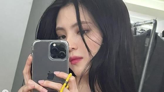濕髮咬唇太犯規　韓韶禧胸上全空辣爆