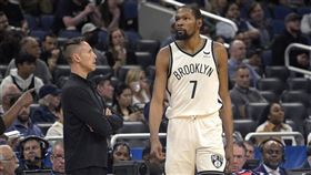 ▲籃網主帥奈許（Steve Nash）和隊內球星杜蘭特（Kevin Durant）。（圖／美聯社／達志影像）