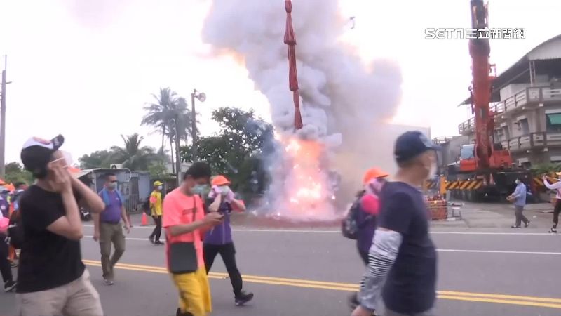 信徒備30公尺吊炮迎駕「粉紅超跑」