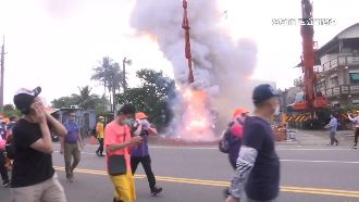 信徒備30公尺吊炮迎駕「粉紅超跑」