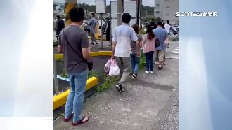 烈日下苦等！60多人排隊等繳停車費